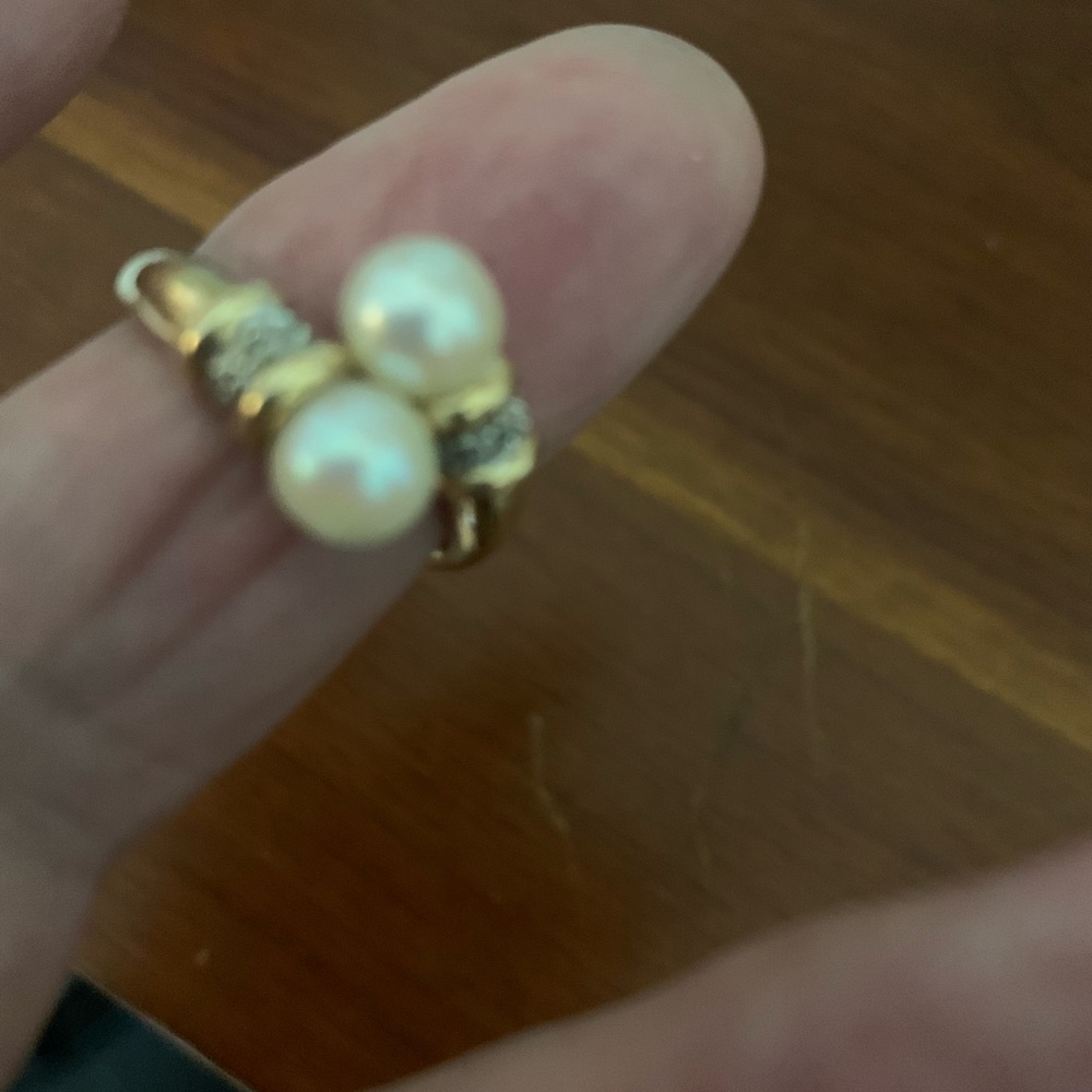 Beautiful classic 14k gold and pearl ring